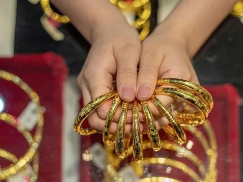 Giá vàng vượt 182 triệu/lượng, xô đổ mọi kỷ lục lịch sử