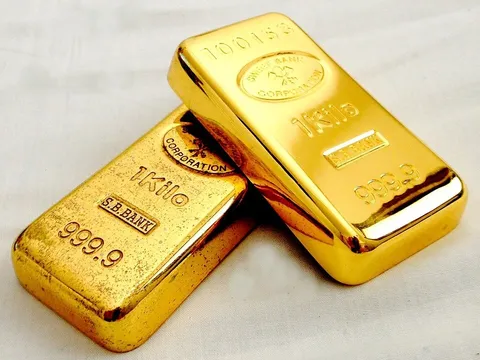 Vàng bất ngờ “bốc hơi” 4% trong một phiên, rơi xuống đáy hơn 7 tuần: Điều gì đang xảy ra?