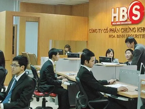 Vì sao Chứng khoán Hòa Bình bị khiển trách? Không chỉ chậm nộp phí, mà còn đang bị “kiểm soát đặc biệt”