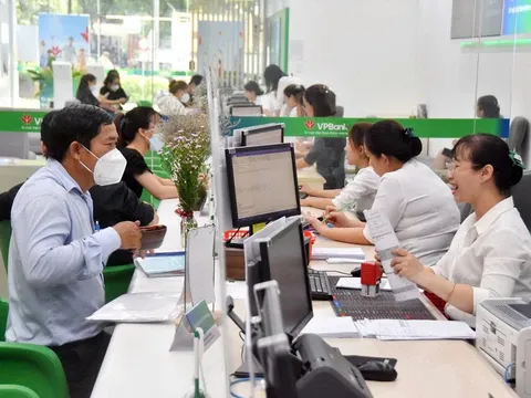 Ngành ngân hàng âm thầm cắt hàng nghìn nhân sự, điều gì đang xảy ra?