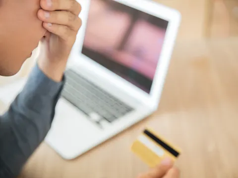 Thẻ tín dụng hết hạn có được xóa nợ không? Câu trả lời khiến nhiều người bất ngờ