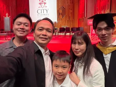 Hình ảnh hiếm của ông Trịnh Văn Quyết tại London: Tự hào chứng kiến con trai nhận bằng tốt nghiệp