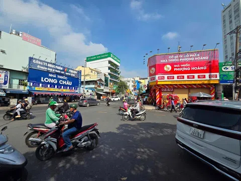 Thị trường nhà thuốc "nóng bỏng tay": Phượng Hoàng đối đầu Long Châu ngay từ cửa đầu tiên!