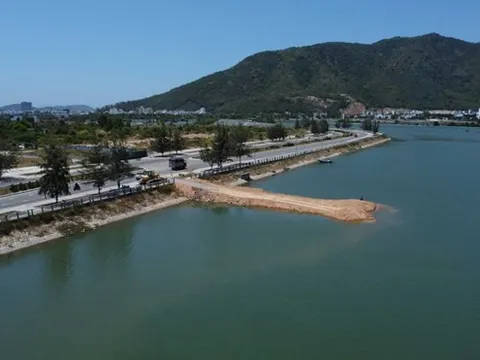 Tạm dừng thi công đường tạm lấn sông ở Nha Trang!