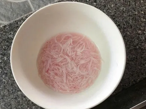 Đà Nẵng: Bún tươi chuyển màu đỏ bất thường, yêu cầu tạm dừng sản xuất để kiểm nghiệm