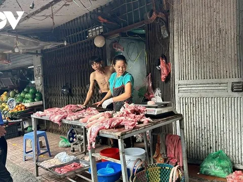 An toàn thực phẩm & trật tự đô thị: Hà Nội quyết “đánh” cả chợ tạm lẫn lò mổ nhỏ lẻ