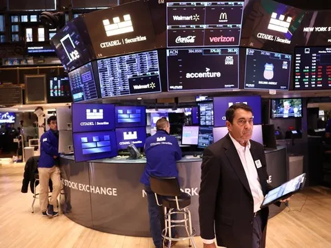 Chứng khoán toàn cầu rung lắc mạnh: Nhà đầu tư hoang mang “giữ – xoay – hay chạy?”