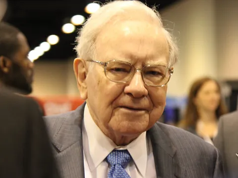 Warren Buffett lên tiếng về thị trường: Rủi ro ngân hàng chưa biến mất, thị trường chưa đủ “đáng sợ”