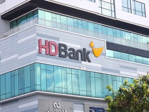 Khối ngoại bất ngờ sang tay hơn 15 triệu cổ phiếu HDBank ở giá trần