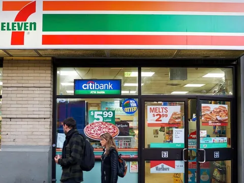 7-Eleven đóng hơn 600 cửa hàng: “ông lớn” tiện lợi đang tự phá mô hình cũ để sống sót?