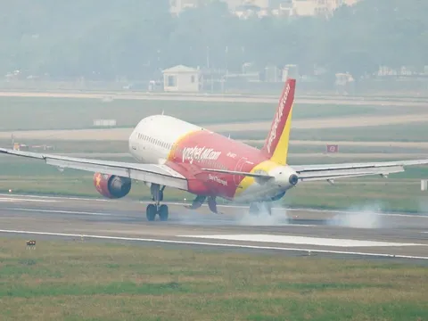 Máy bay Vietjet quay đầu hạ cánh khẩn cấp, hàng loạt xe cứu hỏa vây quanh