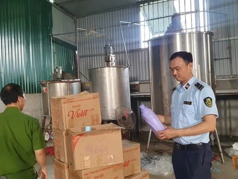Hưng Yên: Phát hiện xưởng sản xuất nước giặt, nước rửa chén "pha ke" quy mô lớn!