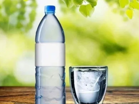 Nước đóng chai: An toàn thật hay chỉ là “ảo tưởng sạch sẽ”?