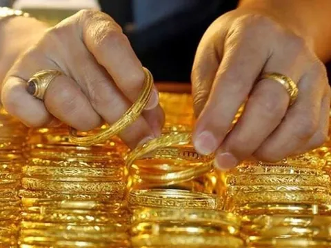 Giá vàng “rớt thảm” cả trong nước lẫn quốc tế – Điều gì đang xảy ra?