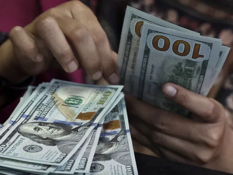 Đi du lịch nước ngoài mang nhiều USD tiền mặt, trường hợp nào phải xin xác nhận từ ngân hàng?