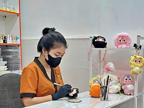 NGHỀ THEO TREND: “HỐT BẠC” MỖI NGÀY NHỜ LÀM ĐẸP CHO BÚP BÊ BABY THREE
