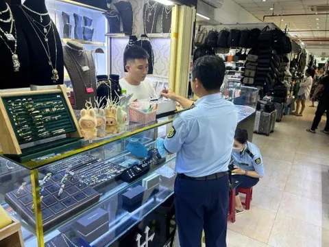 Đột kích Saigon Square và Chợ Bến Thành, thu giữ hàng loạt túi xách, đồng hồ giả nhãn hiệu
