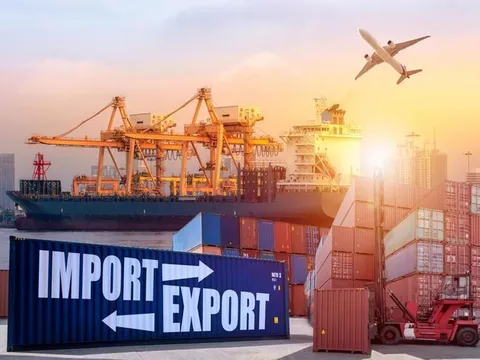 Thu ngân sách từ xuất nhập khẩu 8 tháng vượt 352.000 tỷ đồng, tăng 17,4%