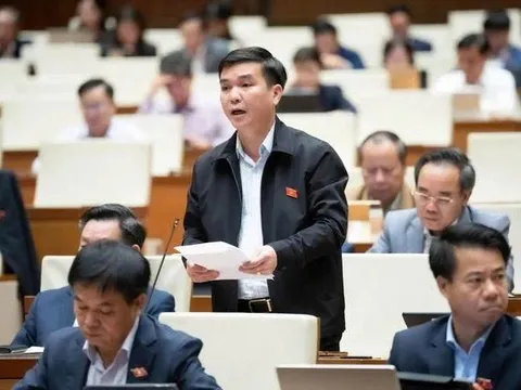 Đại biểu Quốc hội: Yêu cầu CẤM TUYỆT ĐỐI ngân hàng ép khách mua bảo hiểm khi vay vốn