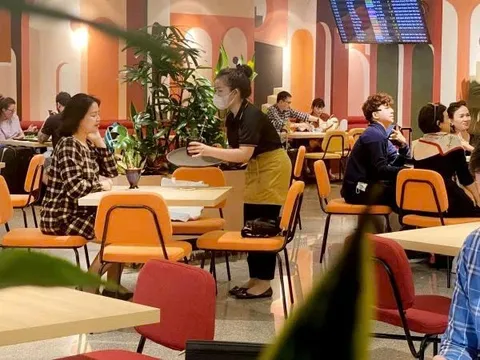 Bỏ 50 USD ăn ở sân bay Việt, khách Tây thề ‘không bao giờ quay lại