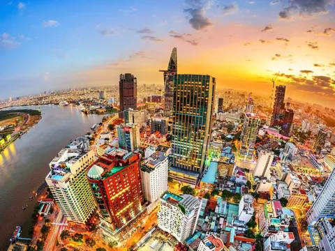 Toàn cảnh “của để dành” của 104 doanh nghiệp BĐS nửa đầu 2025: Ai gom tiền, ai hụt hơi?