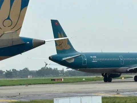 Bộ Xây dựng và Ủy ban ATGT quốc gia nhận báo cáo khẩn vụ 2 máy bay Vietnam Airlines va quệt tại Nội Bài