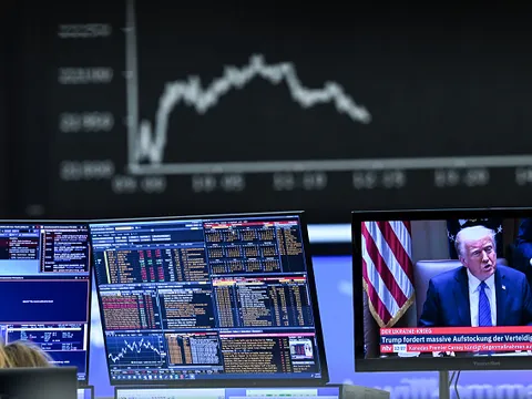 Phố Wall bốc hơi 3.000 tỷ USD chỉ sau một đêm vì Trump?!