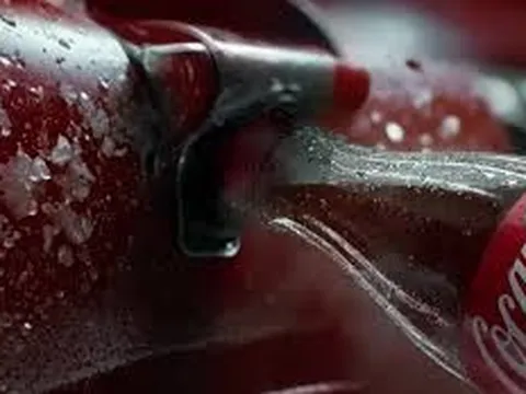 Coca-Cola chơi lớn, tạo video quảng cáo  AI: Nhận về "bão gạch" với hàng loạt chỉ trích