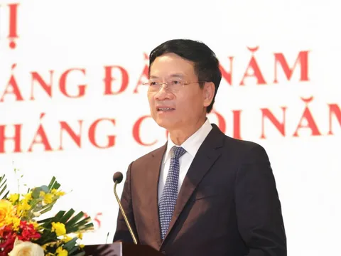 Cả nước làm chuyển đổi số… nhưng không ai muốn đổi cách làm! Đầu tư công nghệ kiểu cũ: Mua máy tính xịn để tiếp tục làm việc... theo kiểu giấy bút!