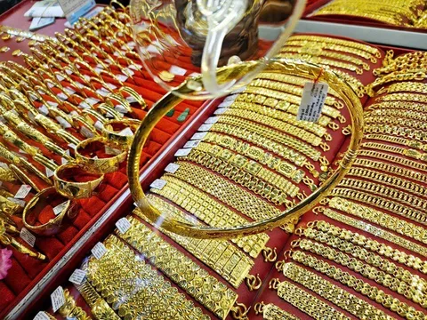Cả thế giới kéo nhau “xả hàng”, vàng trong nước lao dốc!