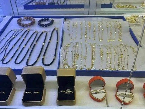 Siết thị trường vàng: Hàng loạt tiệm tại TP.HCM bị phạt, tịch thu trang sức