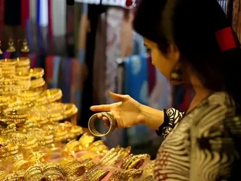 Thủ tướng Modi kêu gọi dân Ấn “bớt mua vàng”, cổ phiếu ngành kim hoàn lập tức đỏ lửa