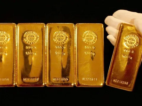 "Cá mập" bán tháo hơn 3 tấn vàng, giá lao dốc xuống đáy gần 3 tháng