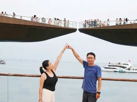 Du lịch biển đảo "bùng cháy" dịp lễ 30/4 – 1/5: Nơi nào cũng kín khách, kín phòng