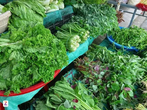 Giá rau xanh tăng sốc gấp 2–3 lần: tiểu thương “nhấp nhổm”, khách mua choáng vì còn đắt hơn cả Tết