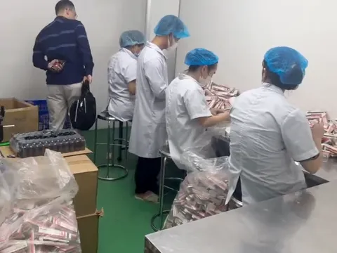 Nóng: Khởi tố giám đốc công ty sản xuất hàng nghìn chai dung dịch vệ sinh phụ nữ giả
