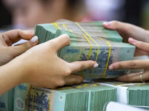 Gửi tiết kiệm lãi 10%, vay tiền trả tới 18%: Bức tranh trái chiều của lãi suất