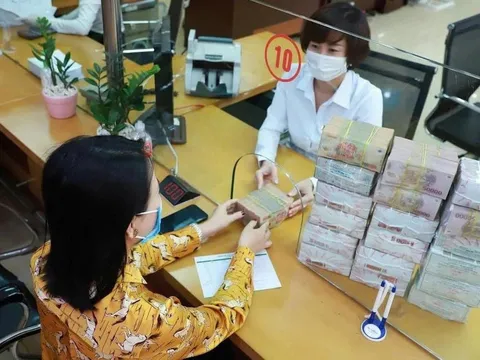 Ngân hàng đồng loạt hạ lãi suất huy động, vì sao lãi vay chưa giảm tương xứng?