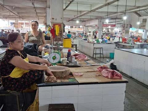 Thịt lợn rớt giá sâu vẫn ế chưa từng có