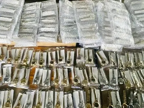 Bắt lô Rolex “pha-ke” trị giá 45 tỷ! Giả tinh vi, nhập từ Trung Quốc