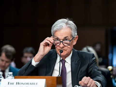 Giữ lãi suất, Chủ tịch Fed chọc giận Trump – Cuộc chiến tiền tệ tiếp diễn!
