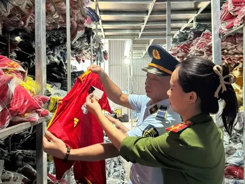 Bắt nam thanh niên buôn lậu 35.000 bộ đồ thể thao giả, trị giá 6,6 tỷ đồng