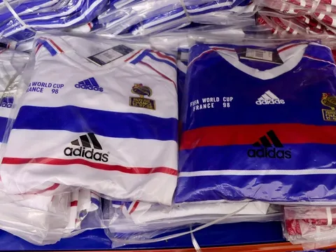 Hơn 6.500 sản phẩm gắn logo Nike, Adidas bị thu giữ tại cửa hàng của Dương Tấn Rine