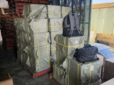 Hải quan bắt lô mỹ phẩm Hàn Quốc hơn 14.000 chai hết hạn gần 1 năm vẫn khai báo hàng mới, chuẩn bị tung ra thị trường