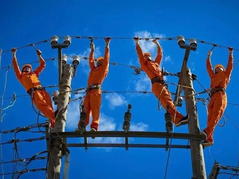Nắng nóng thiêu đốt, điện toàn quốc lập đỉnh chưa từng có trong năm