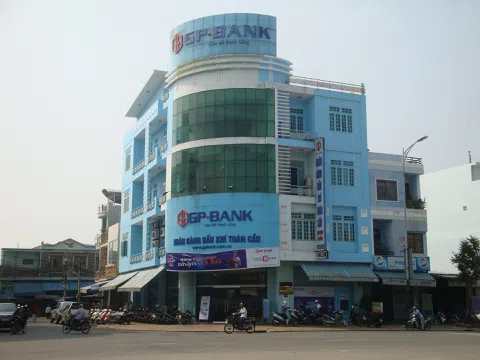 Ôm rơm nặng bụng? VPBank và HDBank có đang liều mình với GPBank và Đông Á Bank?