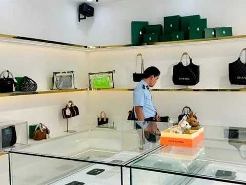 Bắt quả tang bán hàng fake Gucci, Chanel, Celine giữa trung tâm Đà Nẵng!