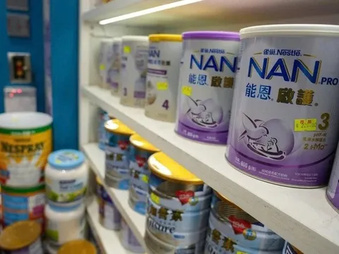 Tiếp tục thu hồi khẩn sữa Nestlé NAN, Dumex tại Singapore vì nghi nhiễm độc tố nguy hiểm: Phụ huynh cần làm gì ngay?