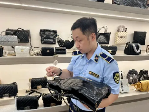 “Thiên đường hàng hiệu”... giả giữa lòng Đà Nẵng: Chanel, Dior, LV tràn lan giá rẻ như cho