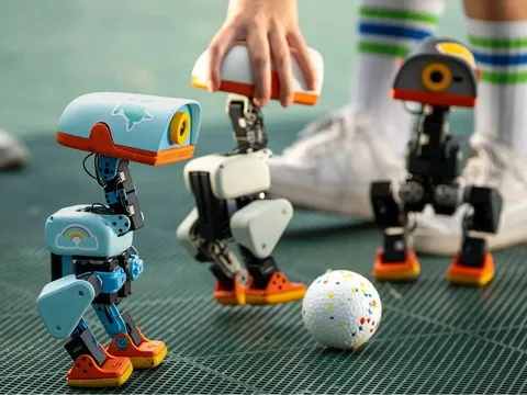 CEO Nvidia Jensen Huang vừa chơi đùa vài phút, chú vịt robot giá 399 USD đã nhận hơn 20.000 đơn đặt trước